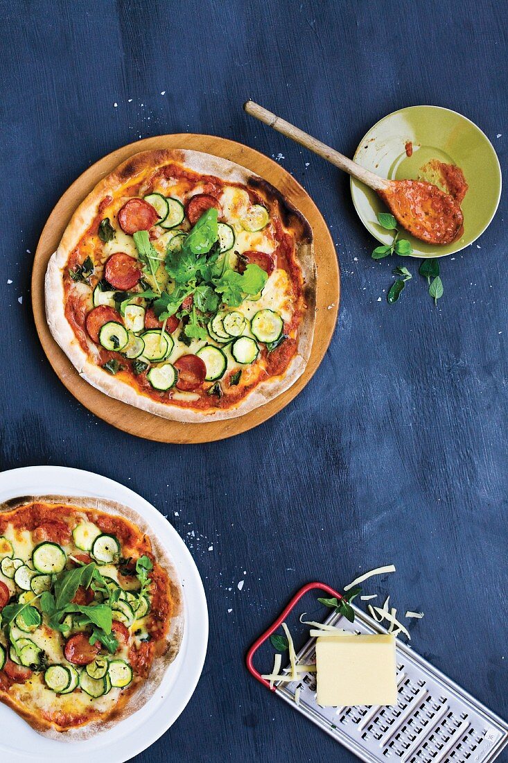 Pizza mit Chorizo, Zucchini und Rucola