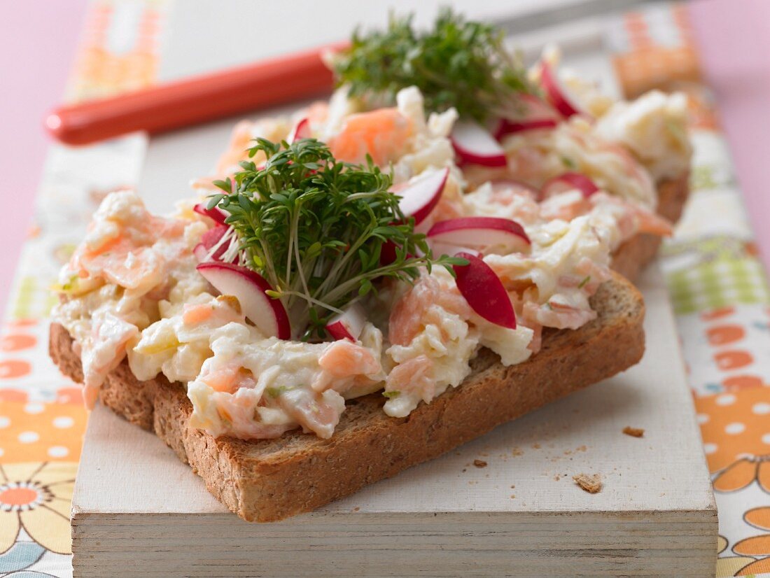 Salmon tartare with crests on wholemeal toast