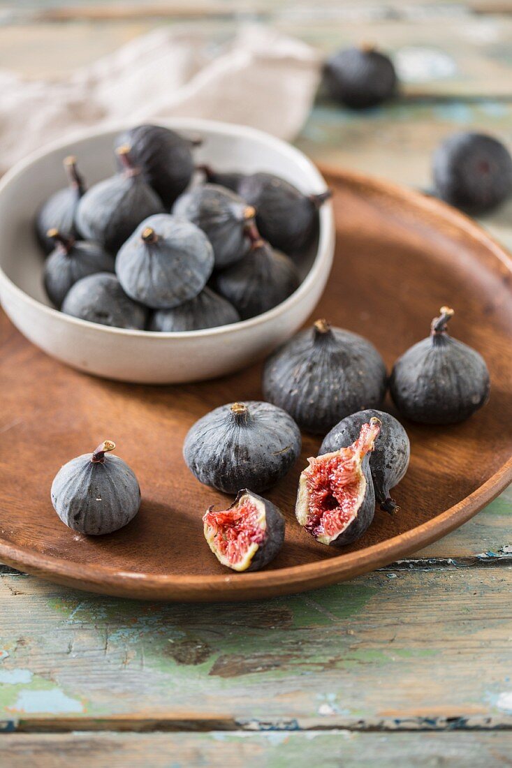 Fresh figs in a bowl and on a wooden plate