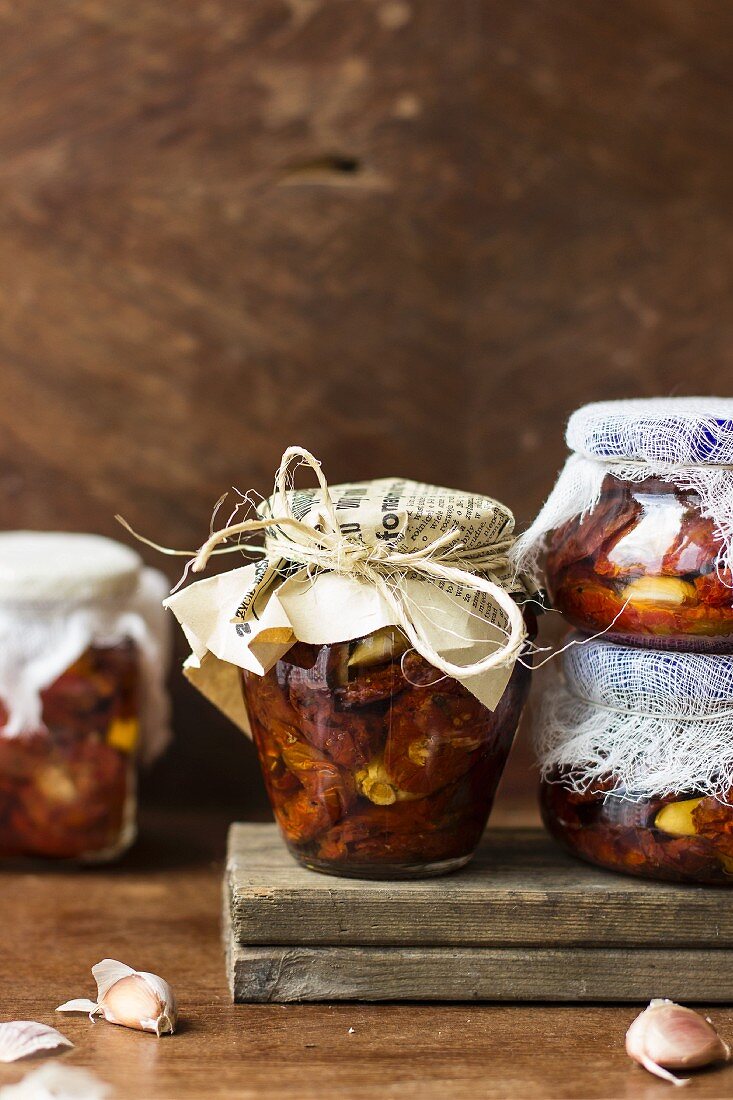 Preserved tomatoes with garlic