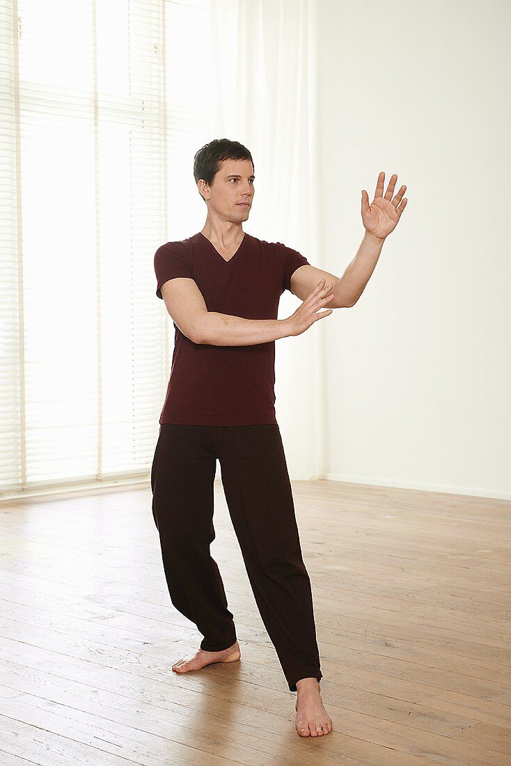 The deer (Luxing, Qigong) – Step 4: circle to the left from the pelvis