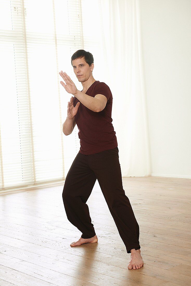 The deer (Luxing, Qigong) – Step 6: circle to the right, weight on right leg
