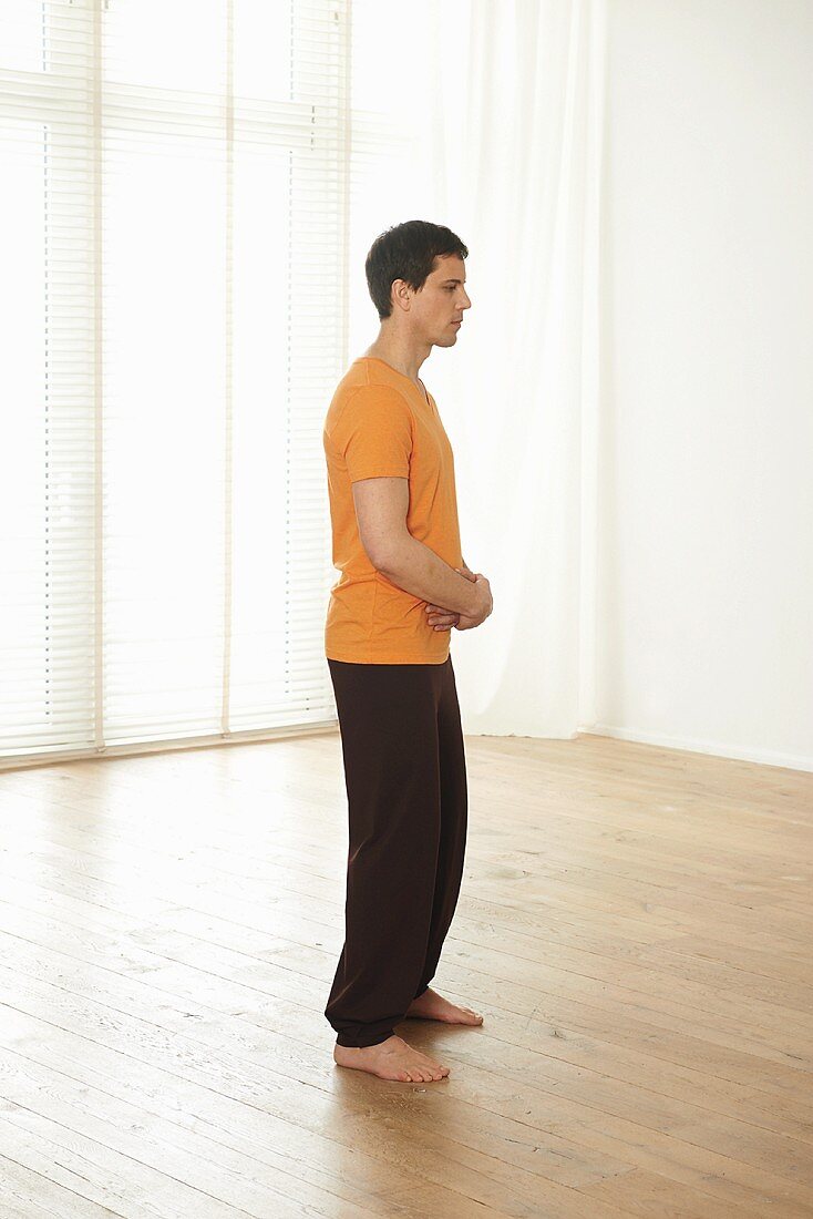 Strengthening the kidney qi three times (Sanshang Shenqi, Qigong) – Step 3: return to starting position