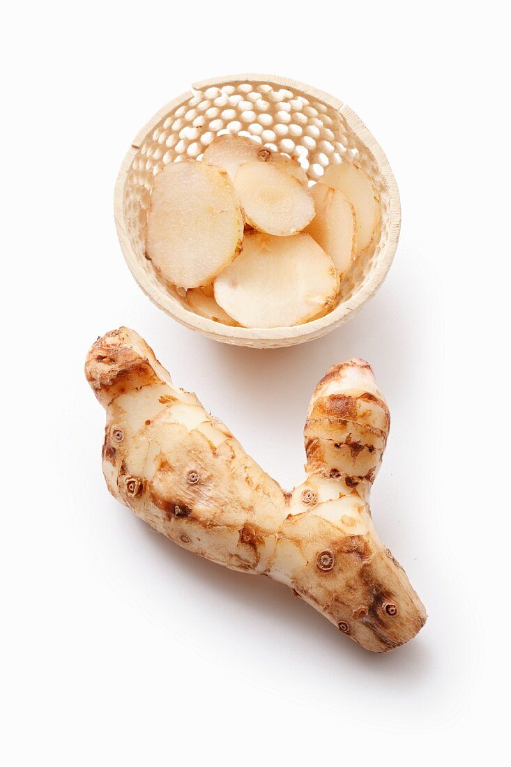 Galangal root and slices
