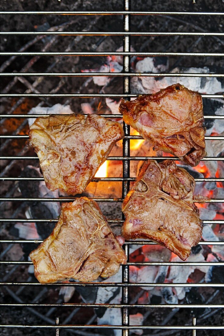 Lammsteaks auf Grillrost