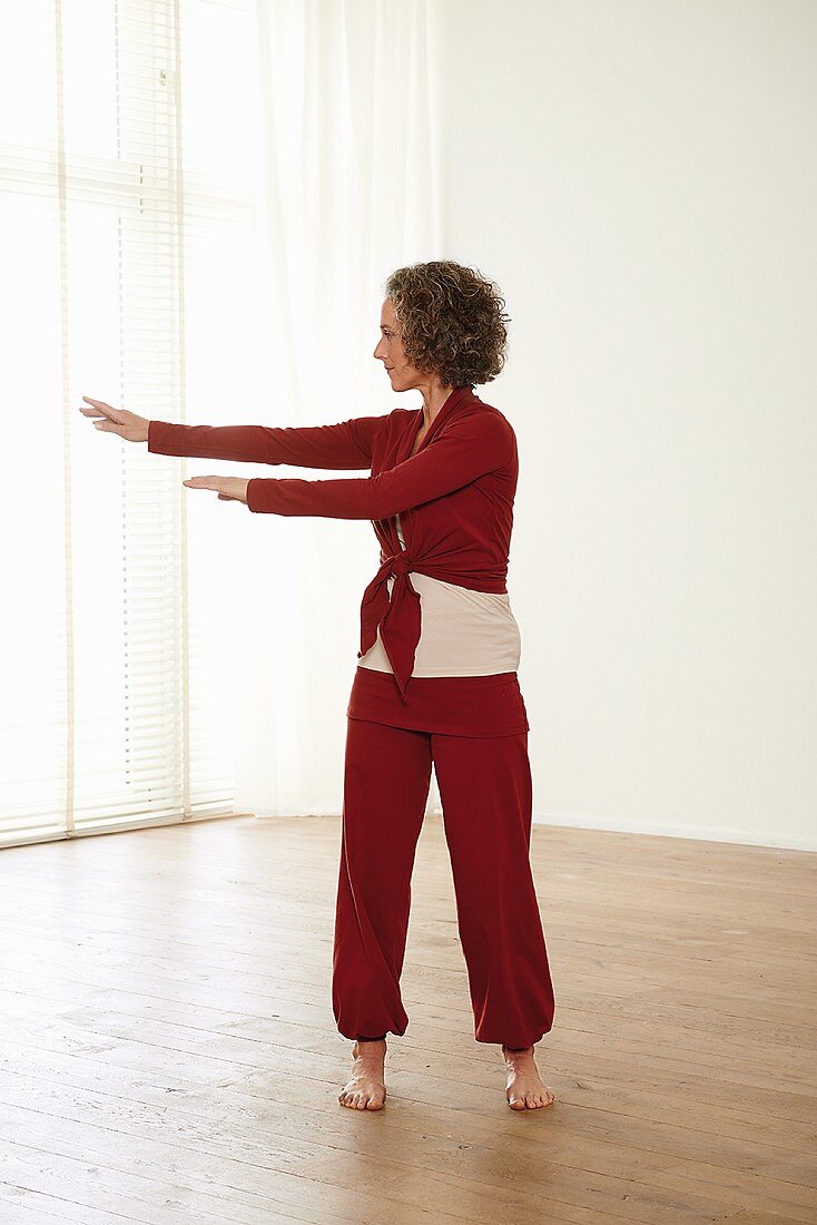 Turning the hoop (qigong) – Step 5: turn to the right taking arms with you