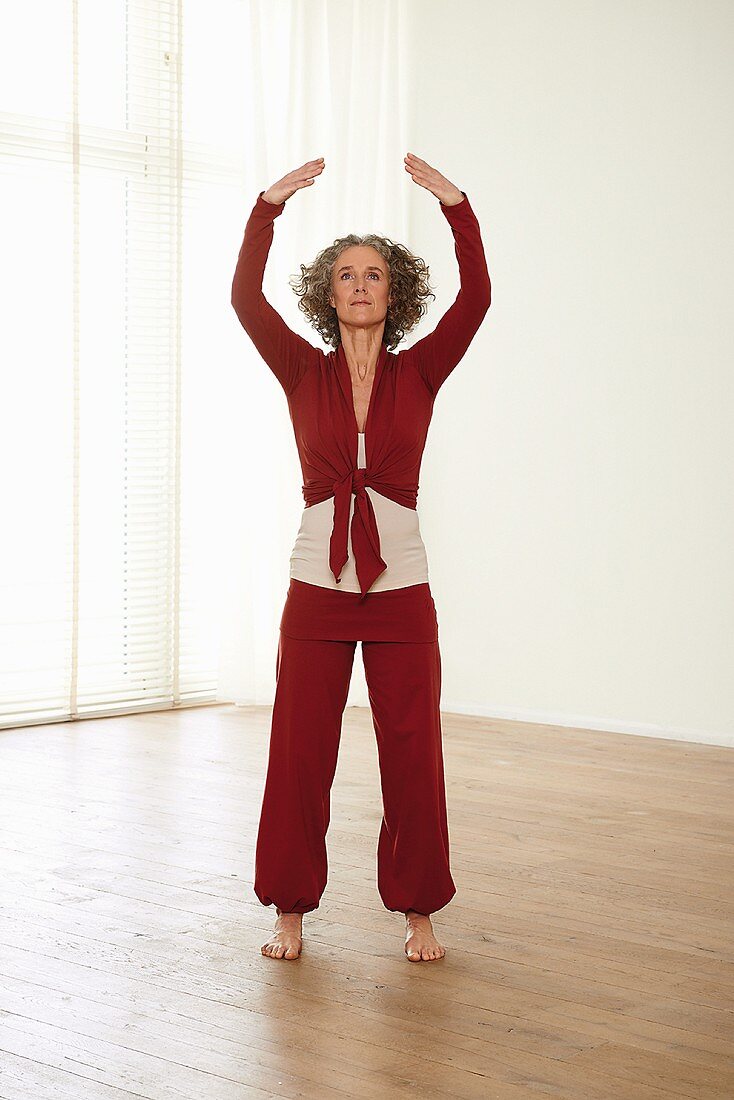 Collecting double qi (qigong) – Step 2: raise arms above head