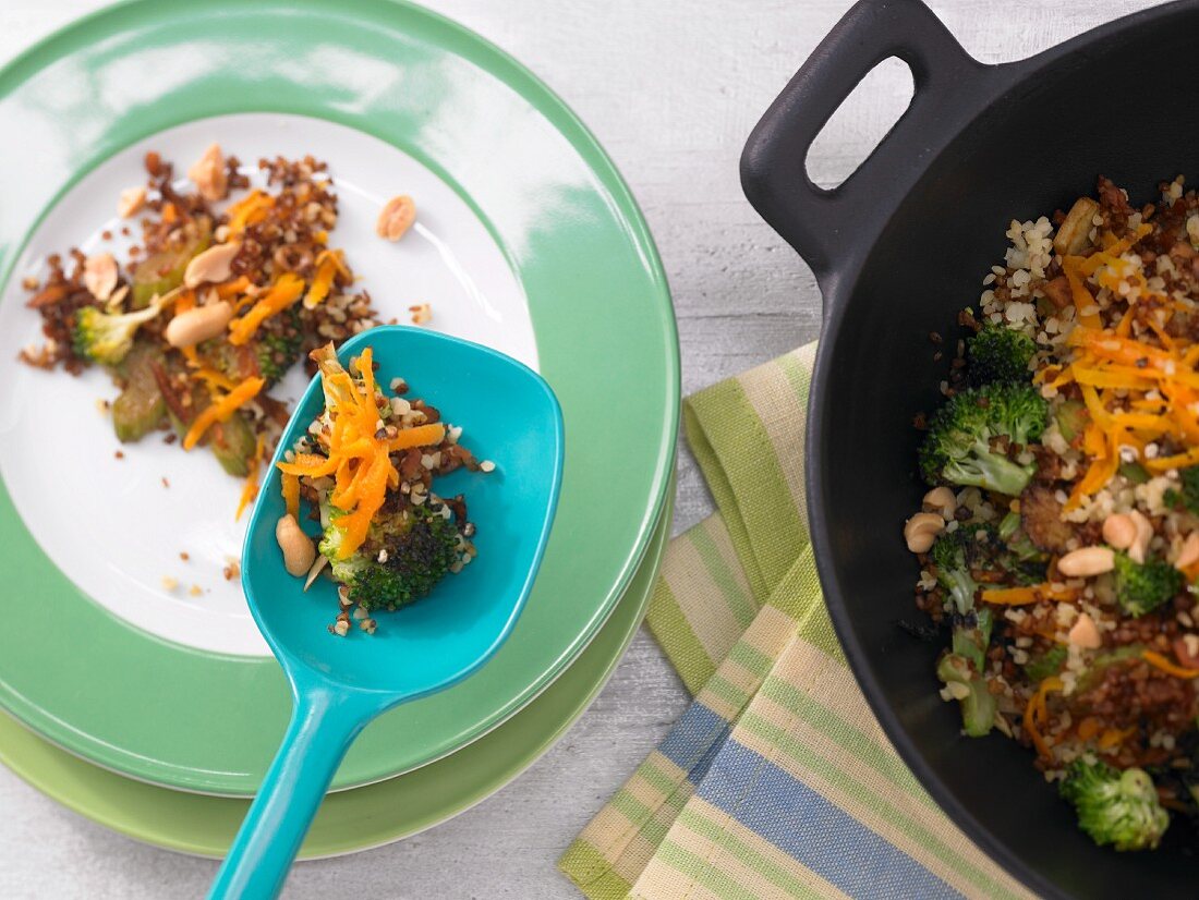 Asiatische Bulgur-Pfanne mit Brokkoli & Erdnüssen