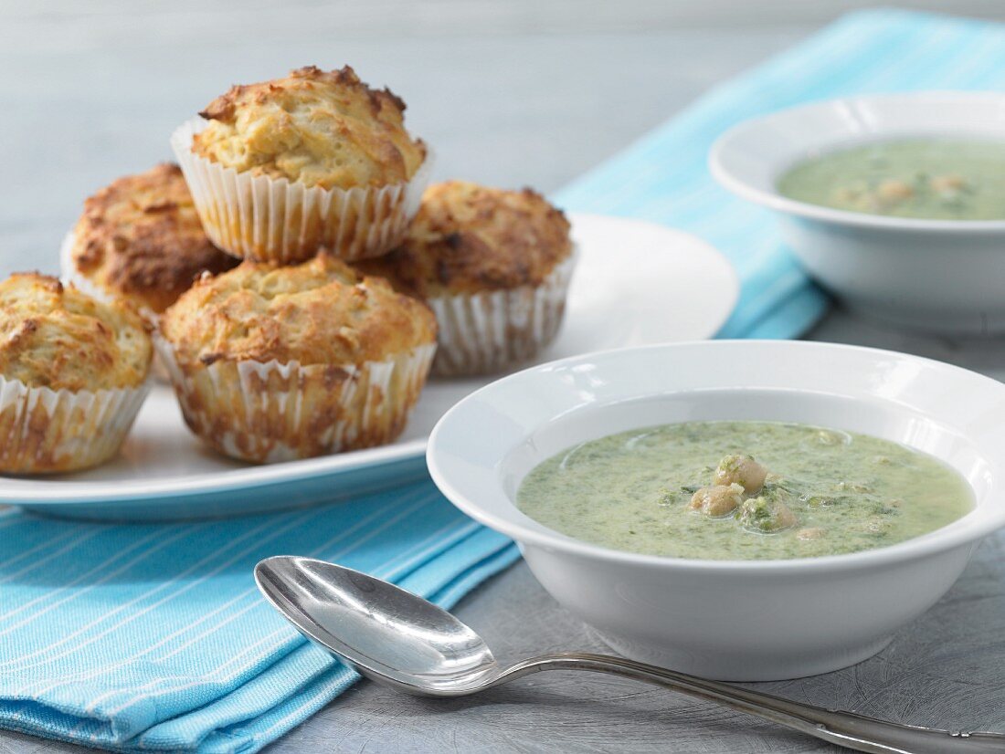 Spinatsuppe mit Erdnuss-Muffins