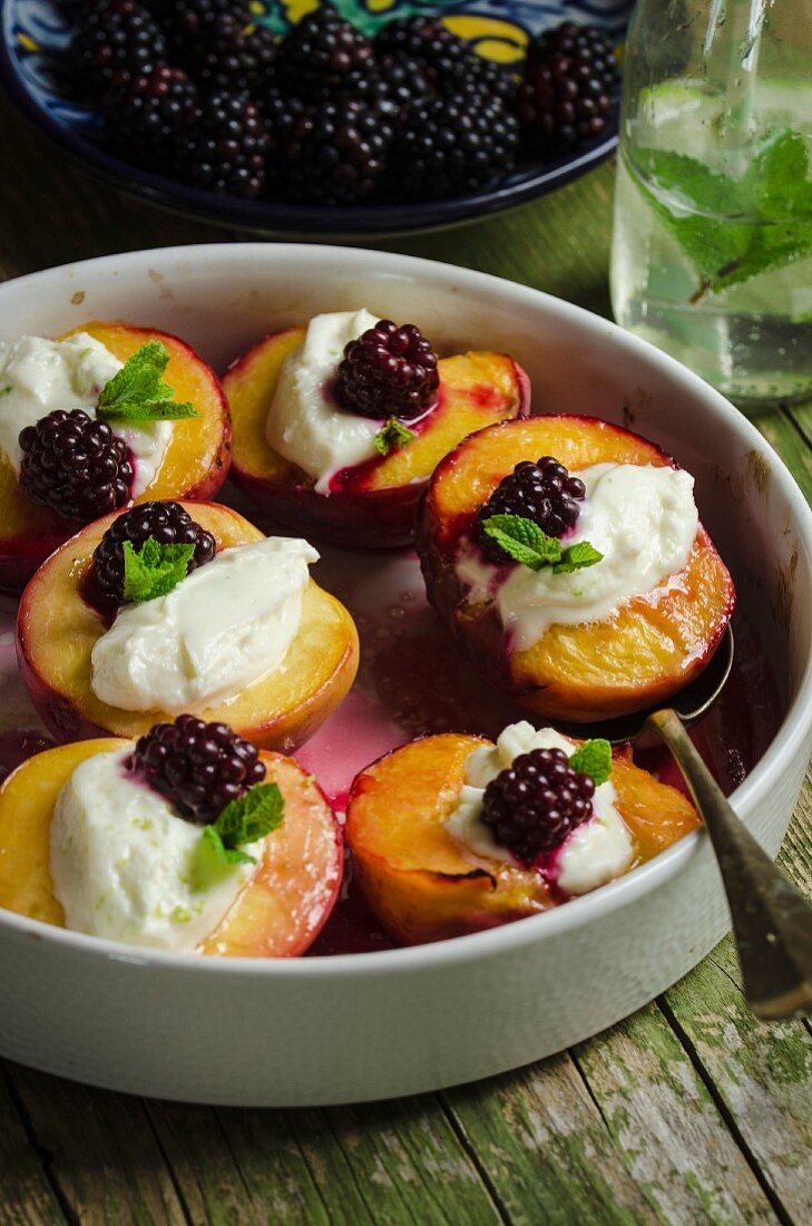 Gratinated peaches with cream cheese, blackberries and mint