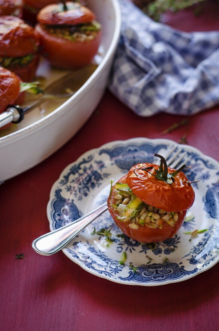 Tomaten mit Gemüse-Dinkel-Füllung aus dem Ofen