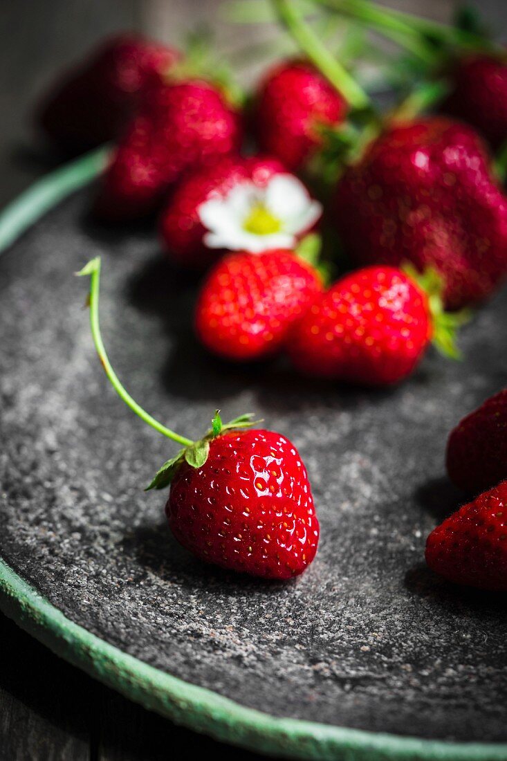 Fresh strawberries on a plate (close-up)