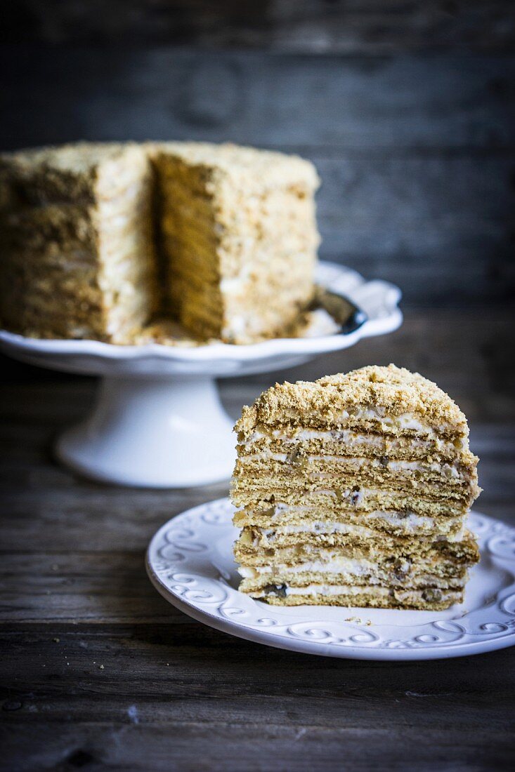 Honigkuchen mit Sauerrahm und Walnüssen