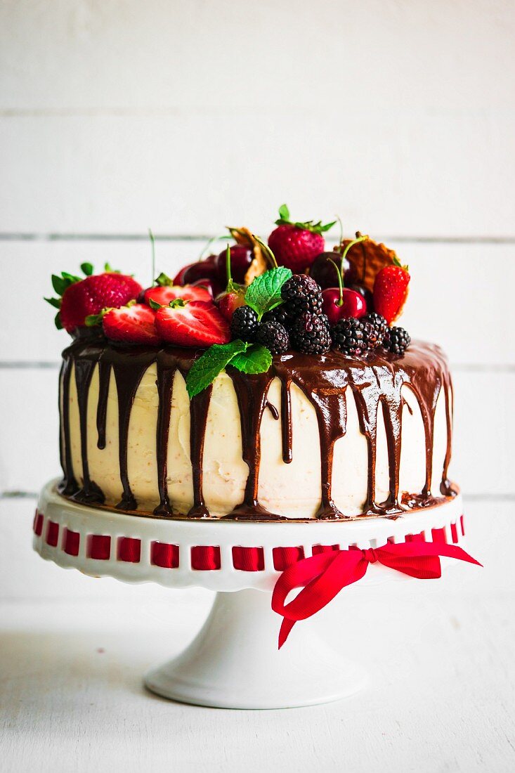 Chiffon cake with mascarpone cream, chocolate and berries