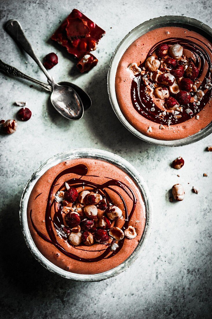 Proteinreiche Smoothie Bowl mit Schokolade und Nüssen