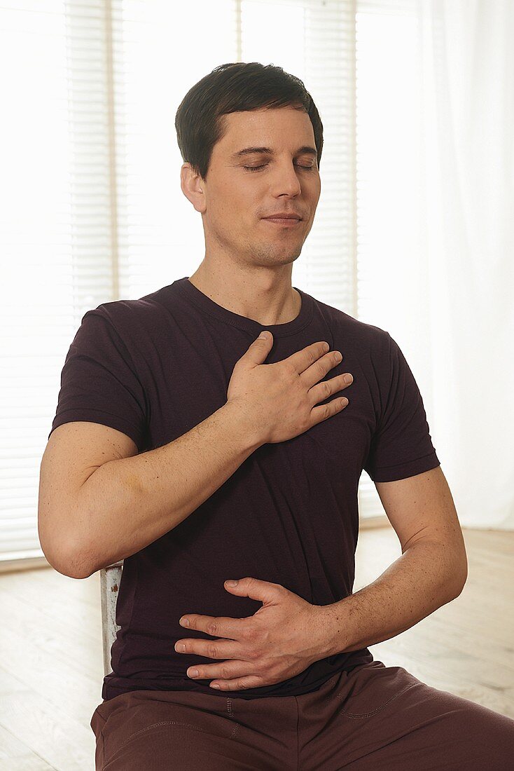 Final massage (Anmo, Qigong) – Step 8: stroking the right hand over the chest and the left hand over the lower torso