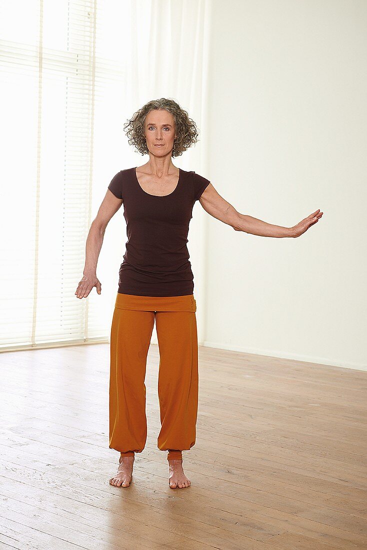 Raising hands (qigong) – Step 3: lower hand to the side