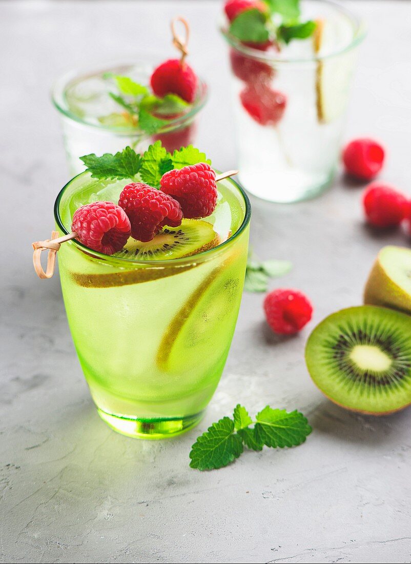 Eiskalte Sommerlimonade mit Himbeeren und Kiwi