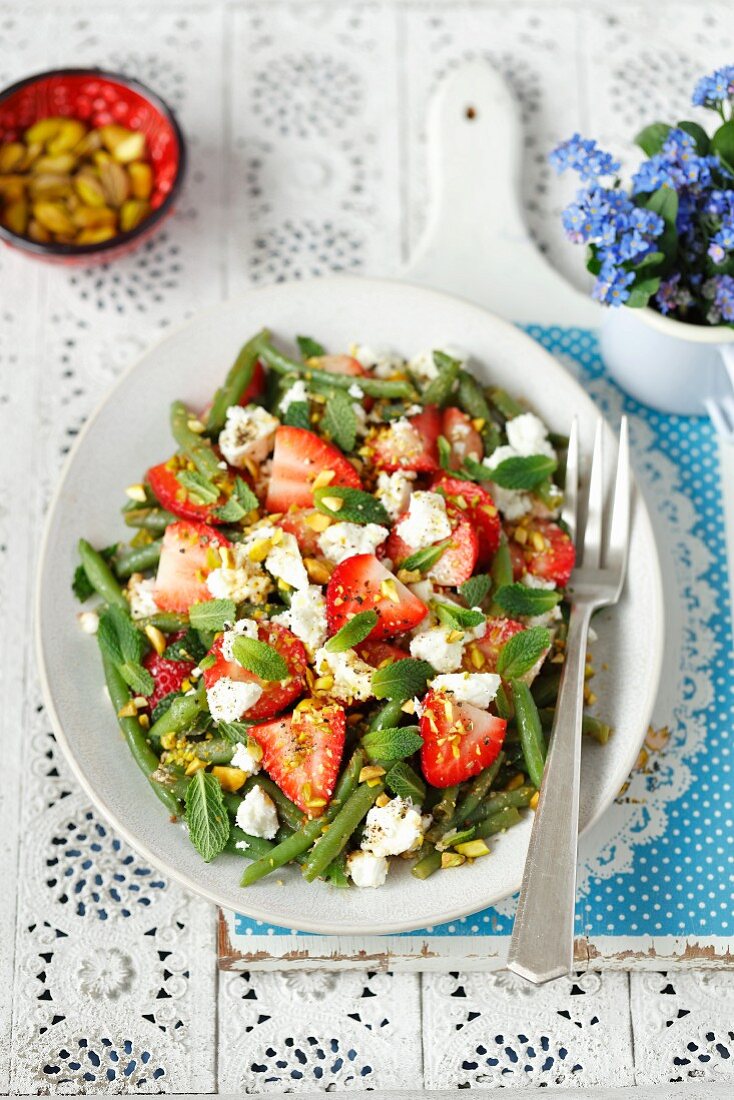 Grüne Bohnen-Erdbeeren-Salat mit Feta, Minze und Pistazien