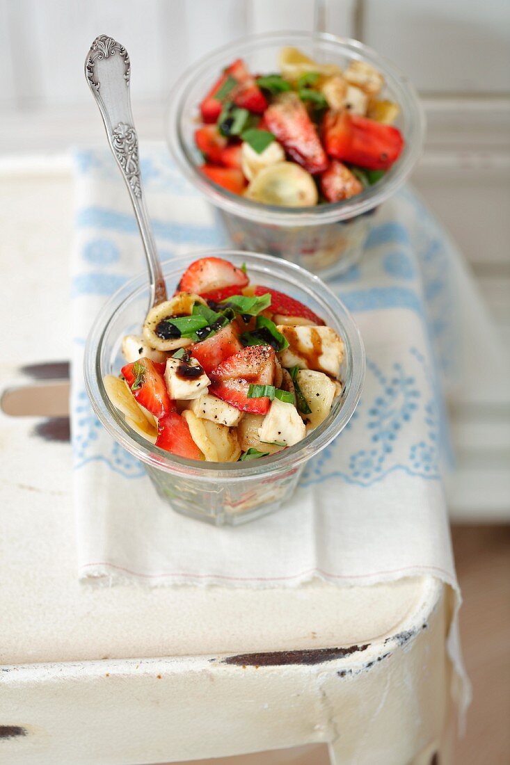 Orecchiette-Salat mit Erdbeeren, Mozzarella und Basilikum