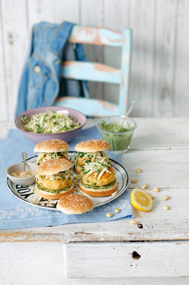 Fish burgers with coleslaw and a spinach dip