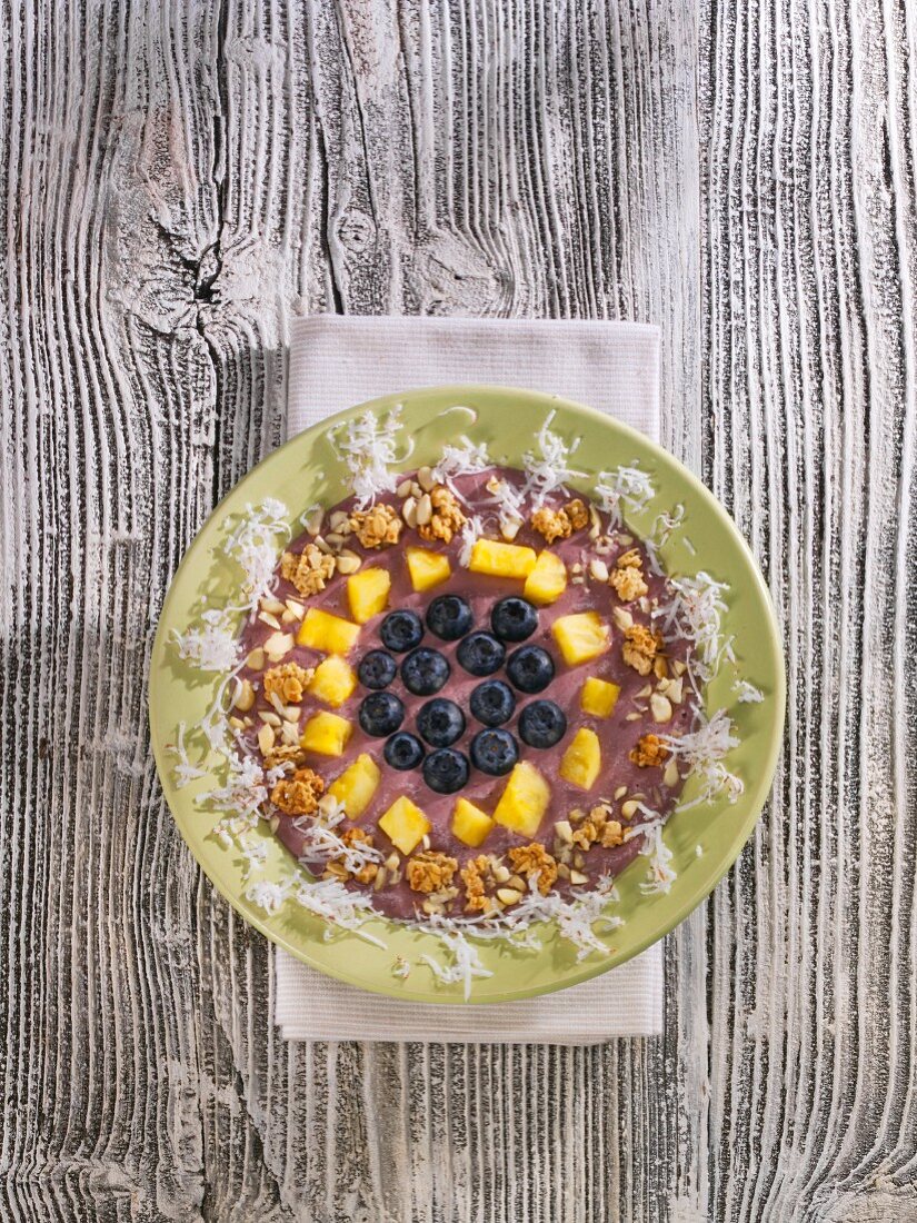 A banana and acai berry smoothie bowl