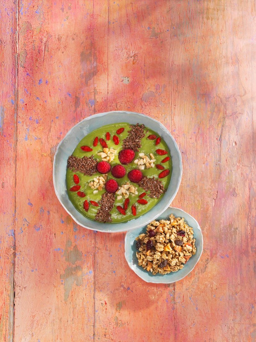 A mango and baby spinach smoothie bowl