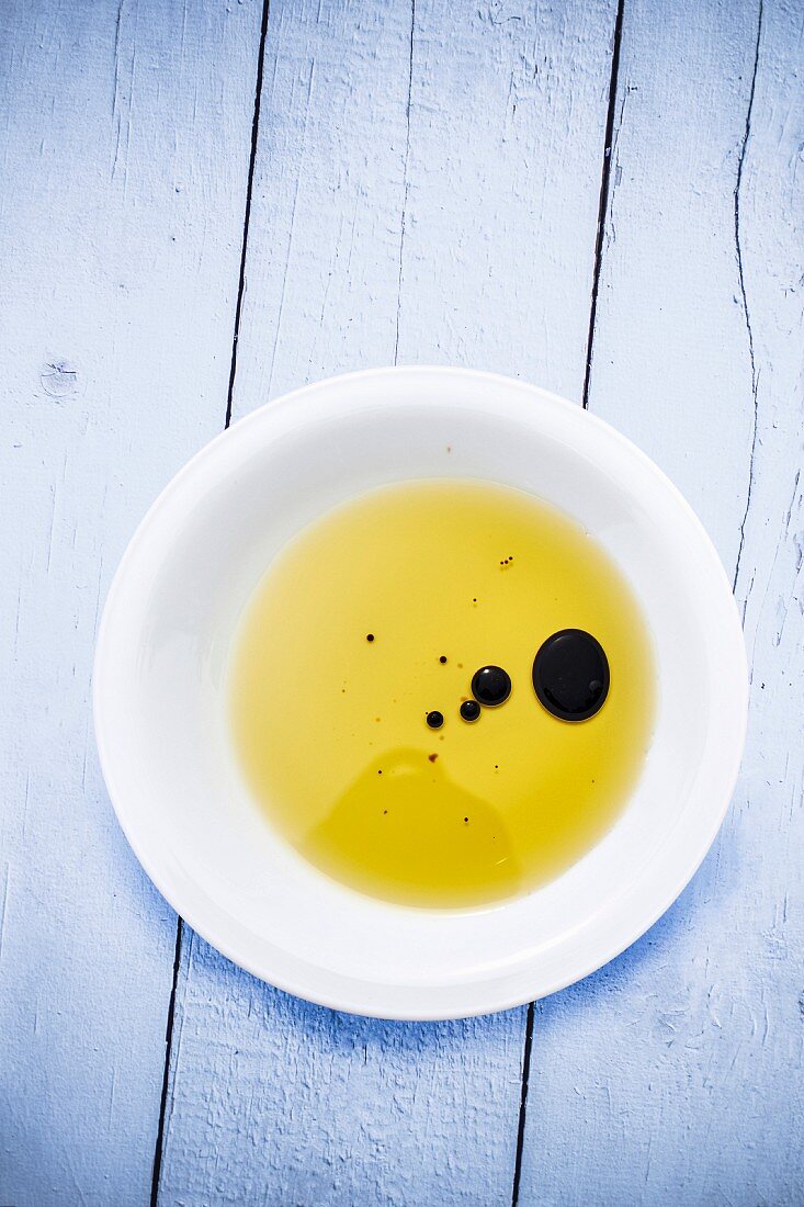 Olivenöl mit Balsamicotropfen