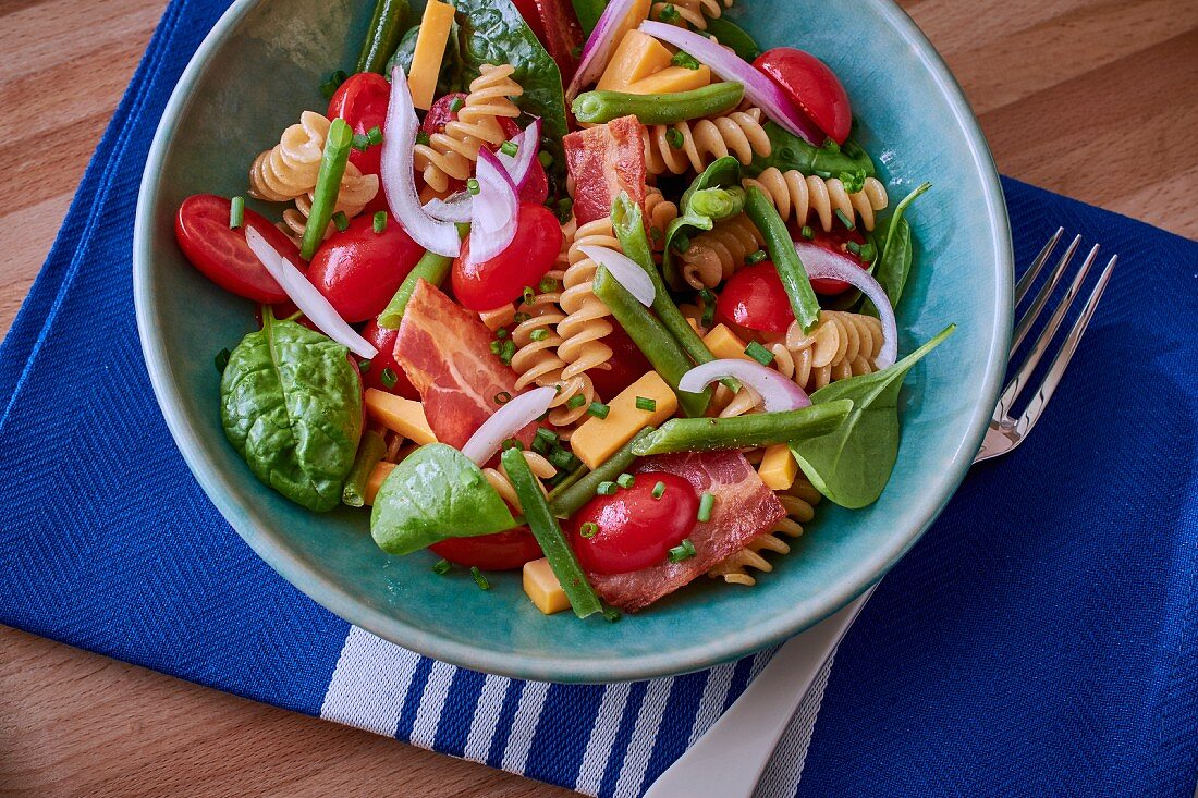 Nudelsalat mit Tomaten, Spinat und Speck