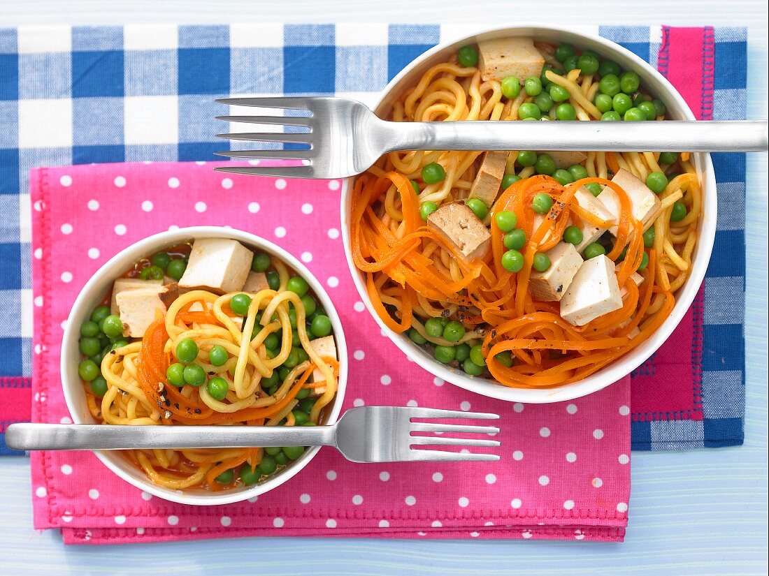 Carrot noodle stew with peas