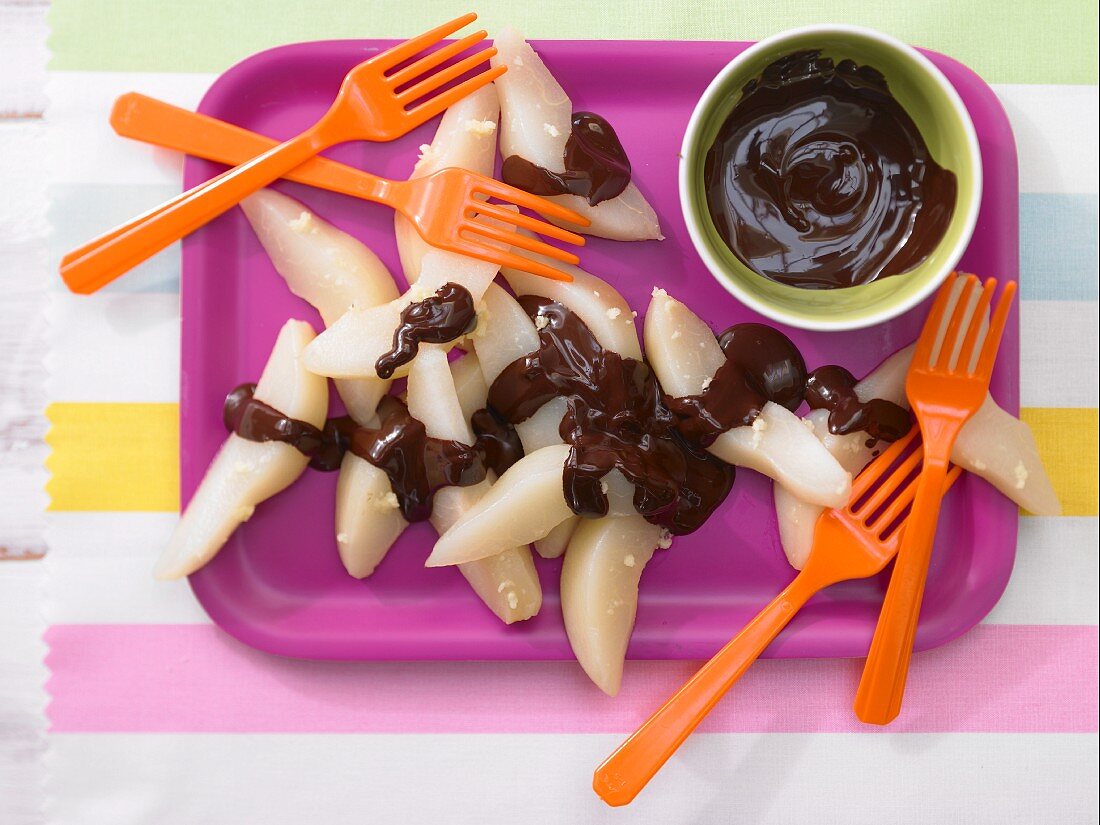 Steamed pear wedges with chocolate sauce