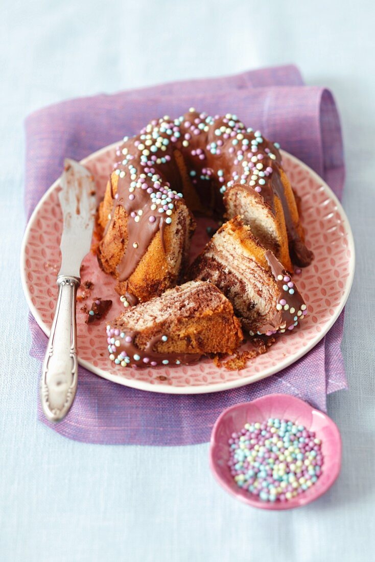 Marmorkuchen mit Schokoladenglasur und Zuckerperlen