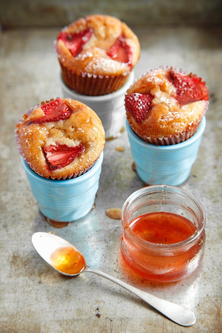 Cinnamon muffins with strawberries and maple syrup