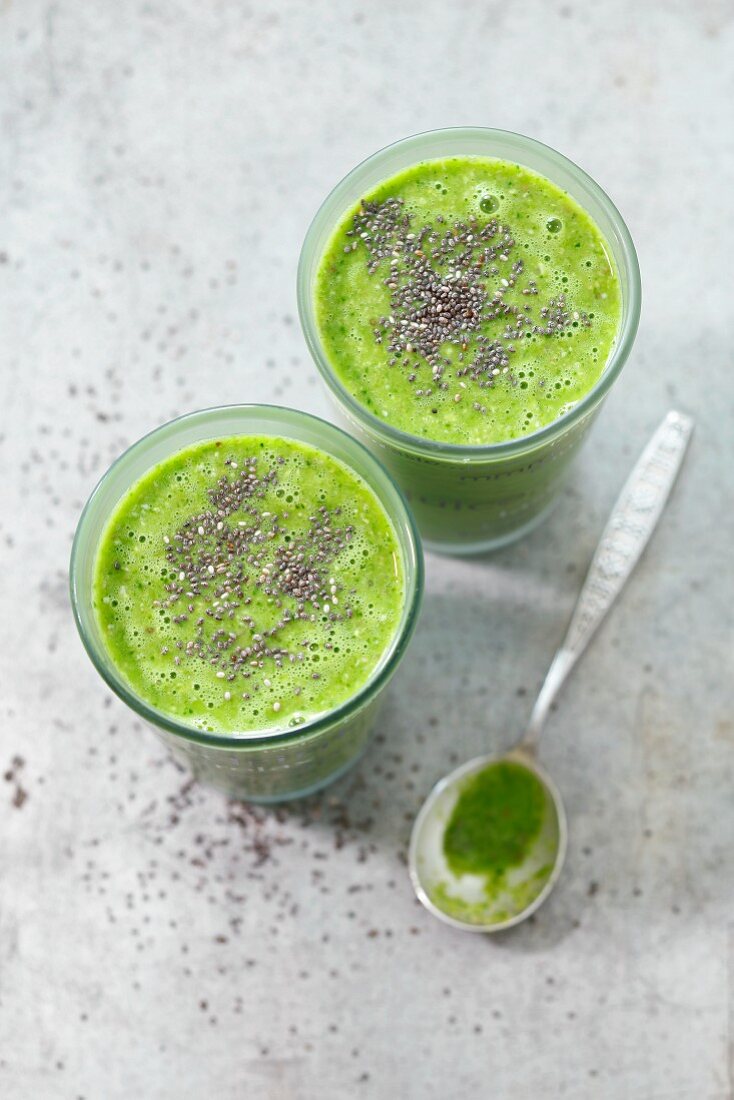 Spinach and pineapple smoothie with oats and sheer seeds