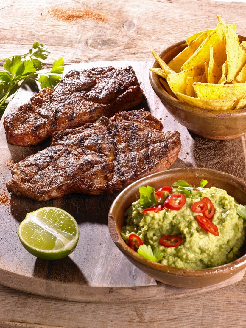 Schweinekoteletts mit Tortillachips und Avocadocreme