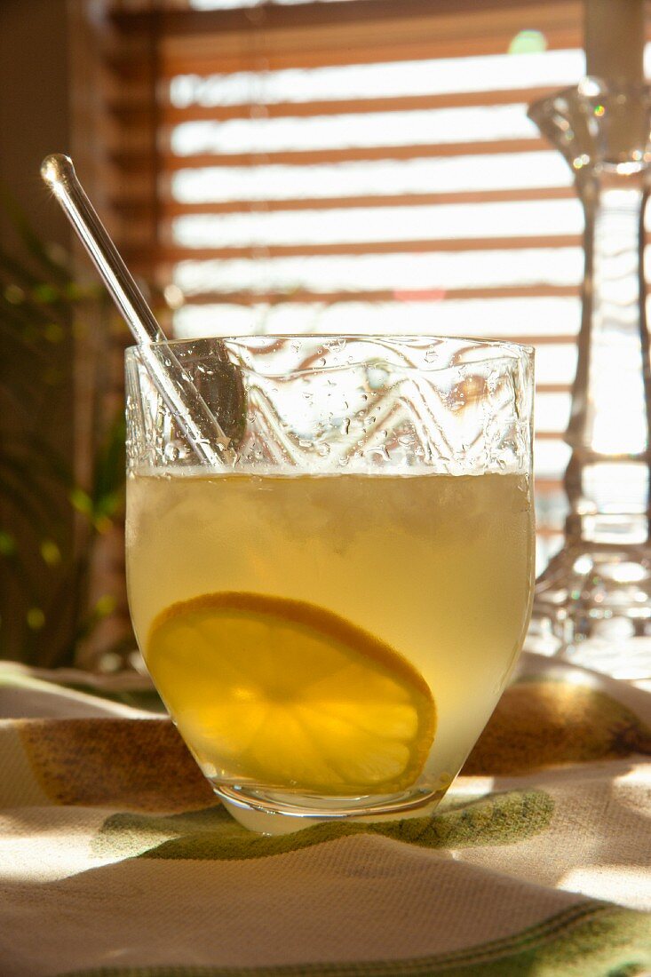 Limoncello-Cocktail mit Zitronenscheibe