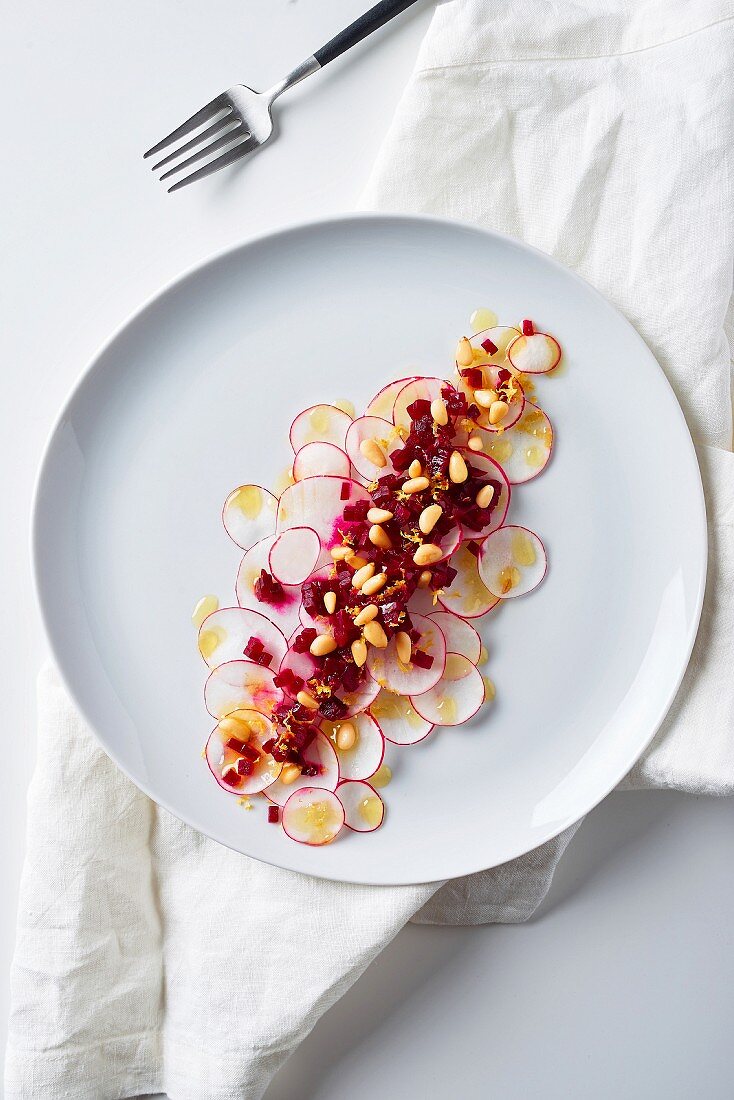 Radieschensalat mit Roter Bete, Zitronenvinaigrette und Pinienkernen