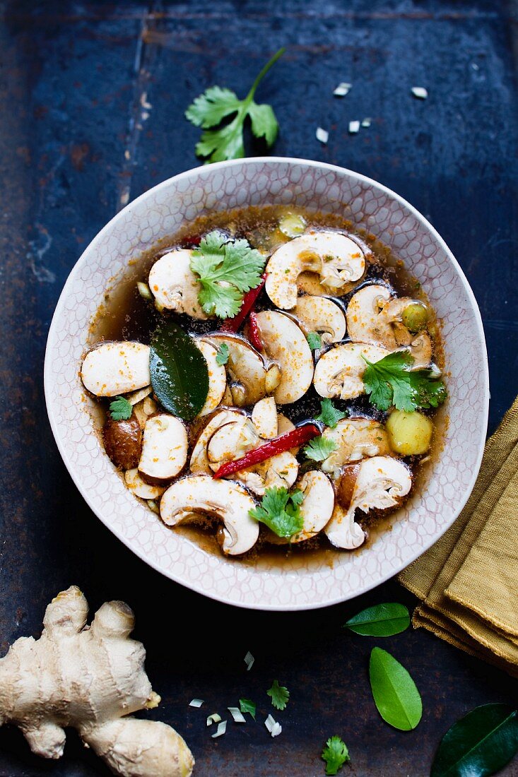 Thai-Suppe mit Champignons und Ingwer