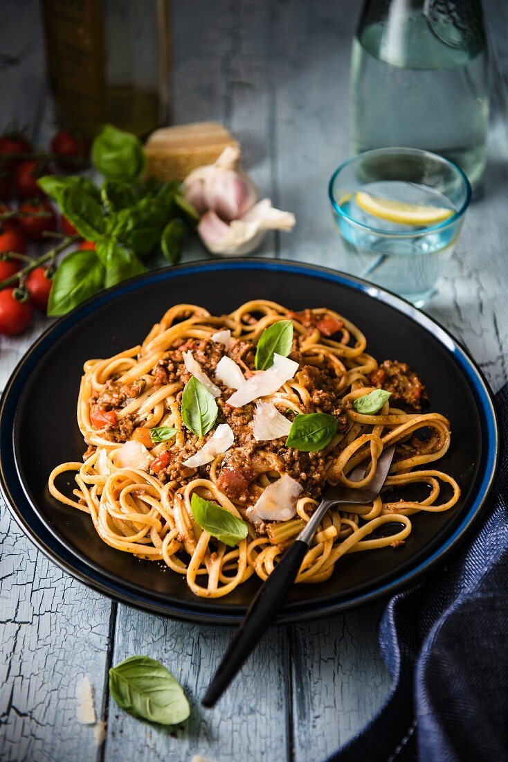 Spaghetti Bolognese mit Parmesan und frischem Basilikum