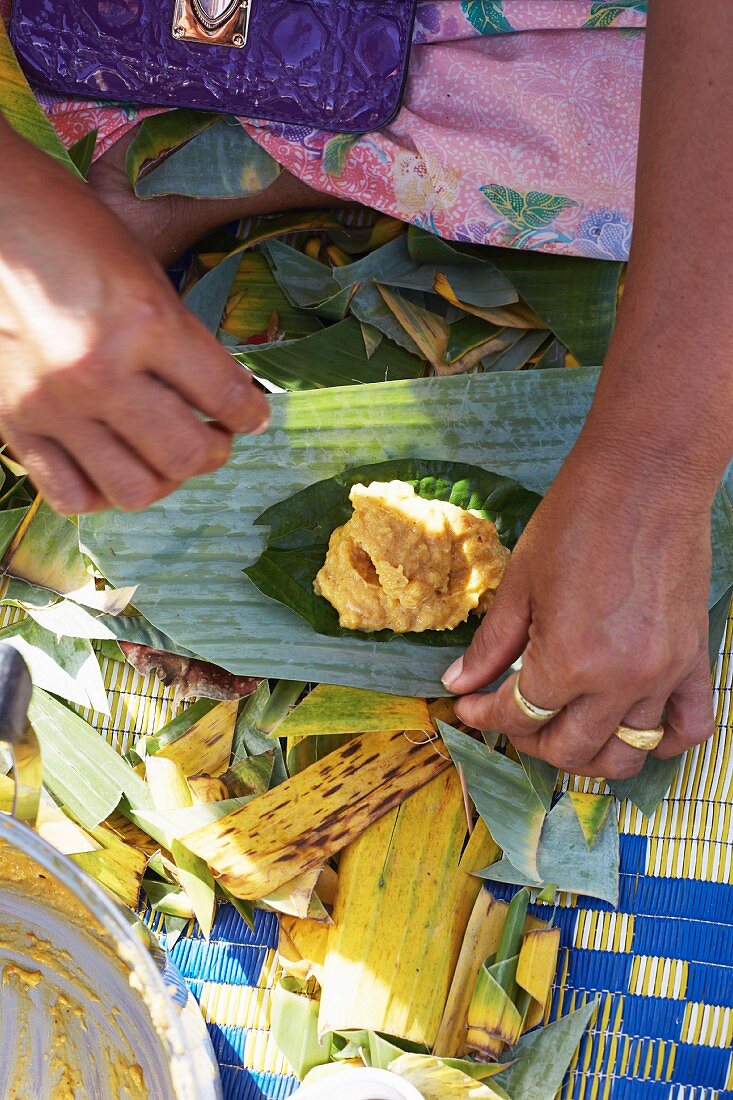 Ho Mok Päckchen (gedämpftes Fischmousse im Bananenblatt, Thailand)