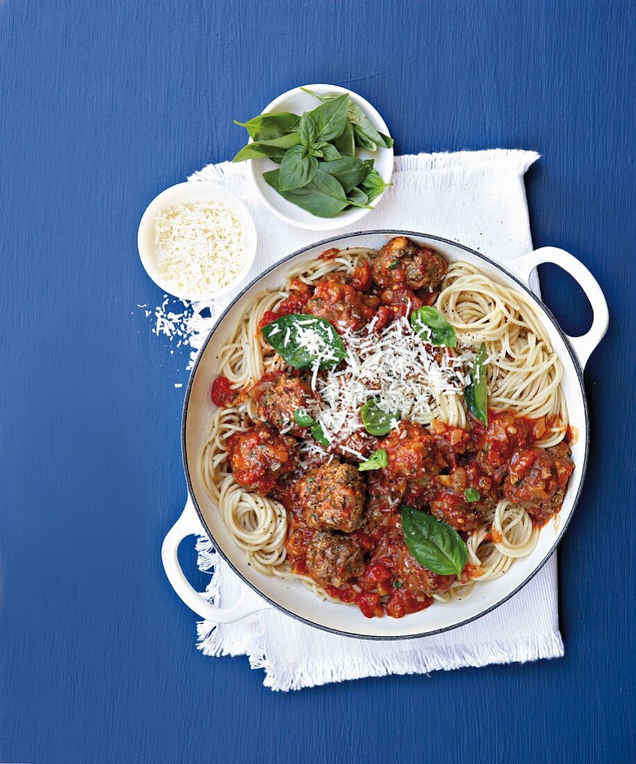 Spaghetti mit Fleischbällchen und Tomatensauce