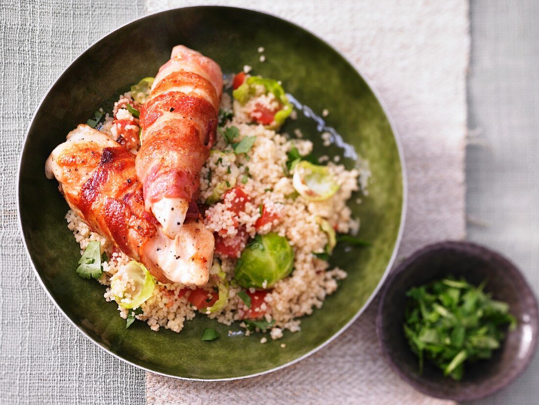 Hähnchenbrust im Speckmantel auf Rosenkohl-Couscous