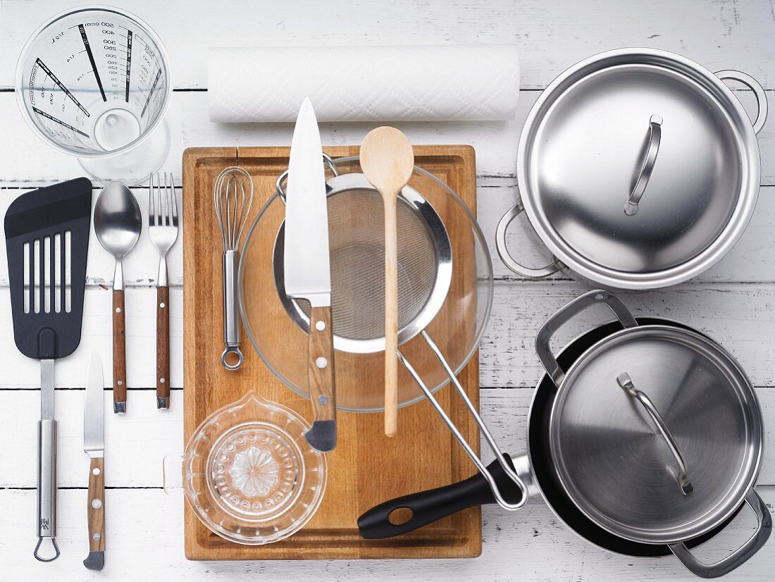 Küchengeräte für die Zubereitung von Hähnchenbrust im Speckmantel und Rosenkohl-Couscous