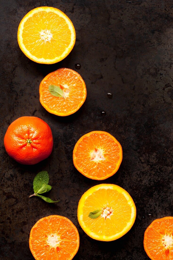 Halbierte Orangen und Clementinen auf Metalltablett