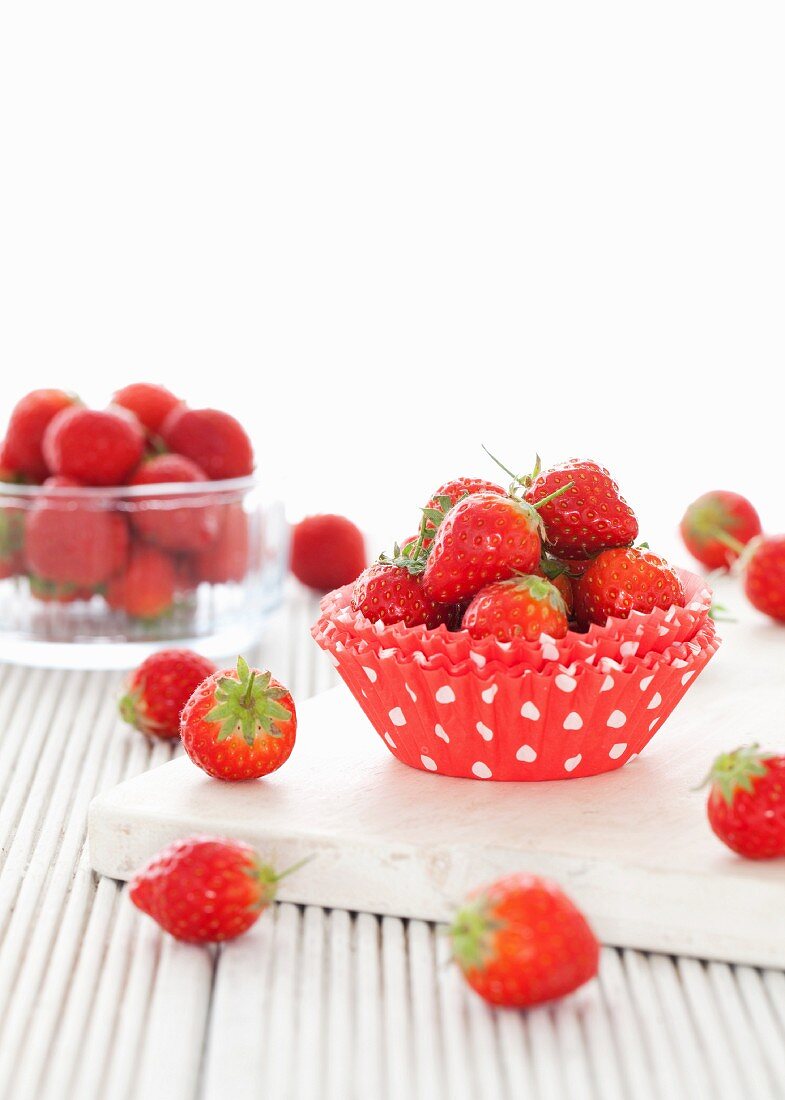 Frische Erdbeeren in Muffinförmchen