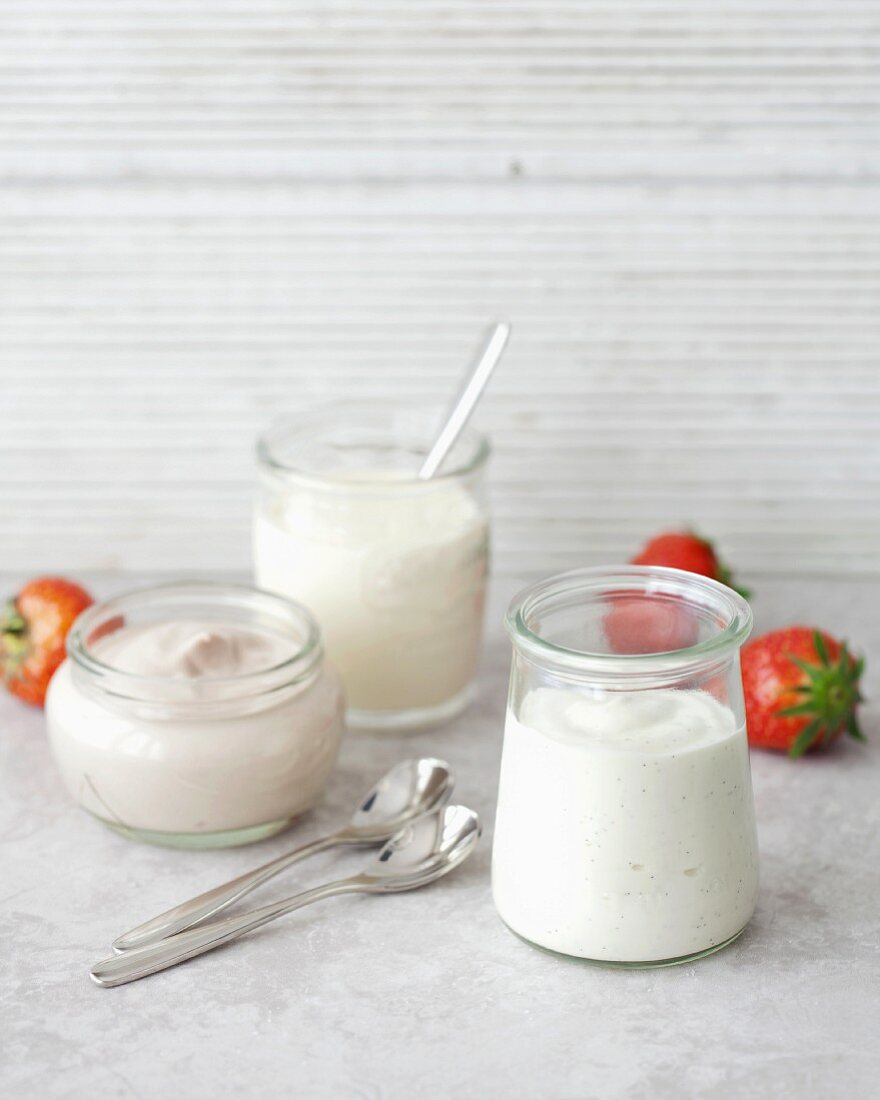 Verschiedene aromatisierte Joghurts in Gläsern