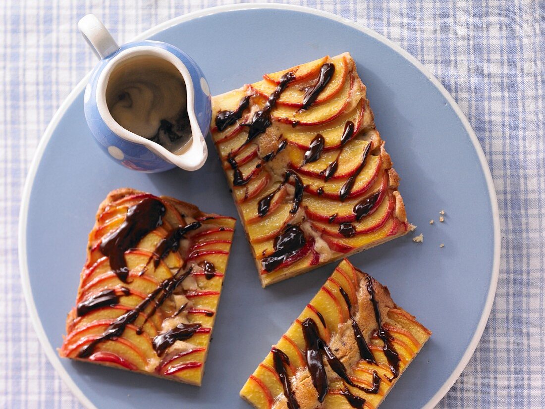 Glasierter Pfirsichkuchen mit Kaffee-Schoko-Guss