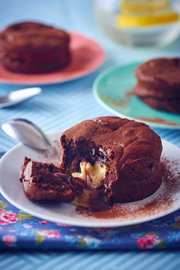 Coulant au Chocolat mit Kern aus flüssiger weisser und dunkler Schokolade