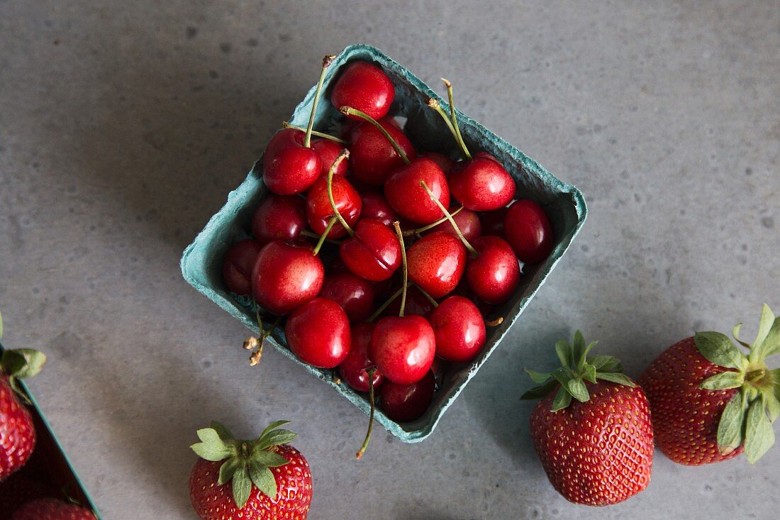 Frische Kirschen und Erdbeeren