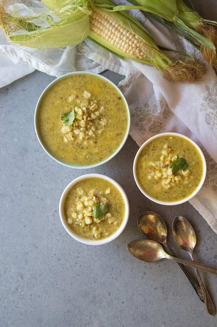 Maissuppe mit Poblano-Chili